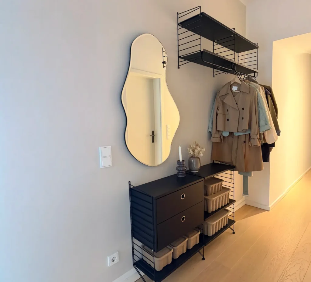 String Regal als Garderobe im Flur – schwarze Konfiguration mit Schubladen und Garderoben-Element