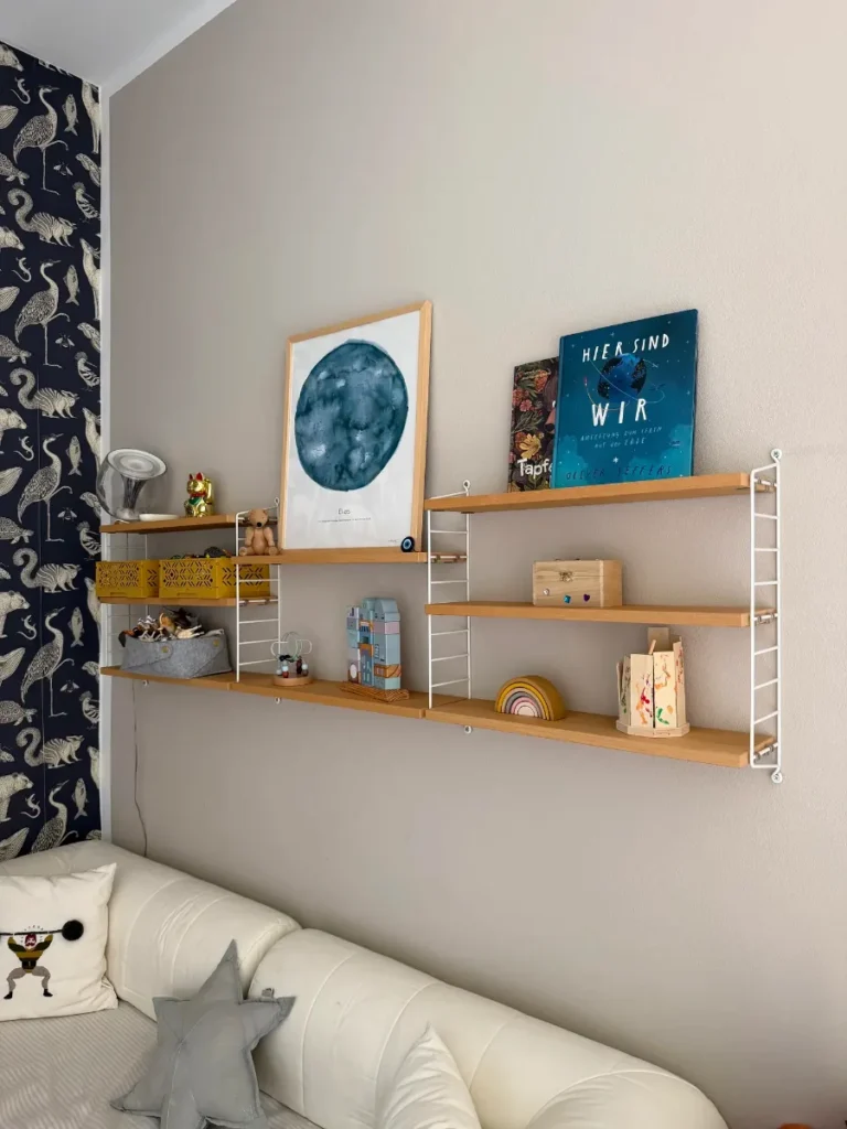 String Pocket Regal an der Wand