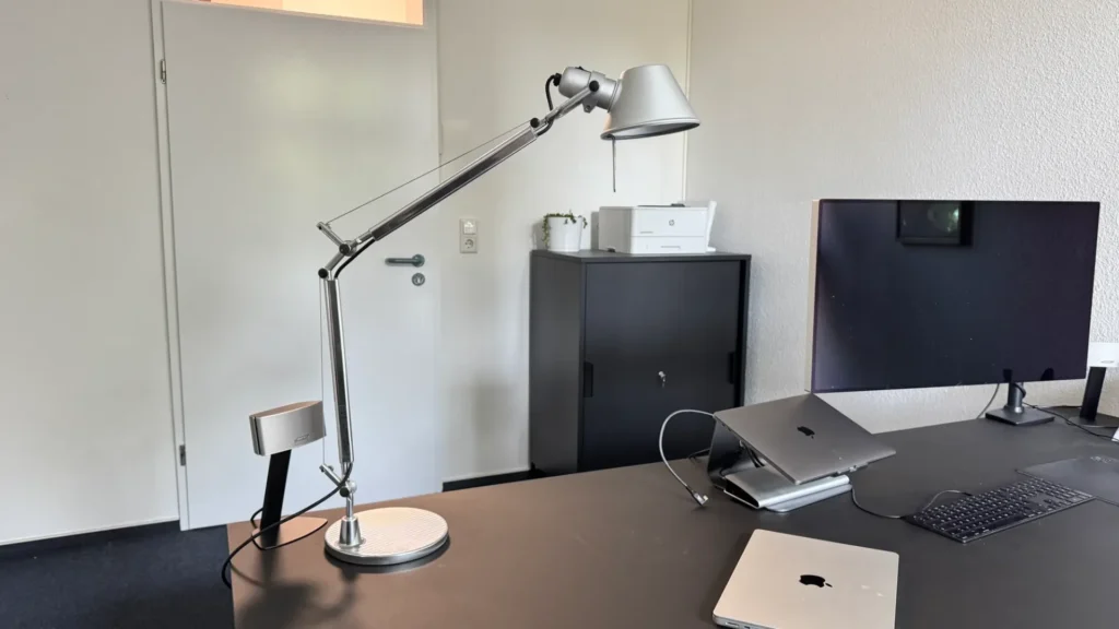 Artemide Tolomeo Mini auf einem Schreibtisch im Büro