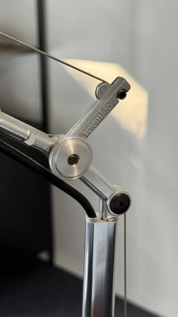 Gelenk und Arm der Artemide Tolomeo im Detail