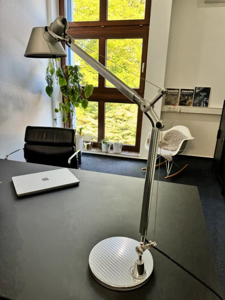 Artemide Tolomeo Mini in Aluminium auf einem Schreibtisch