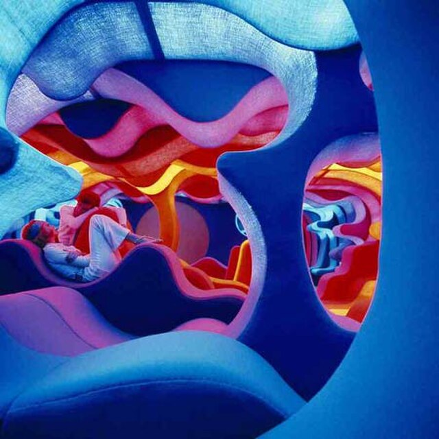 Futuristisches Interior von Verner Panton mit organischen Formen und intensiven Farben