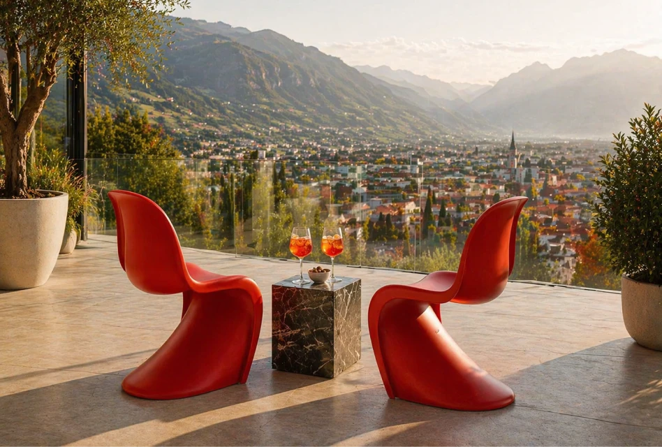 Rote Panton Chairs auf moderner Terrasse mit Bergblick – Designklassiker von Verner Panton