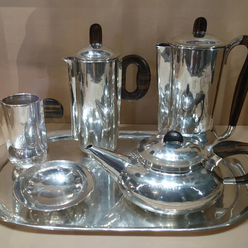 Tee und Kaffeeservice mit der Marke von Christian Dell aus der Bauhaus-Zeit