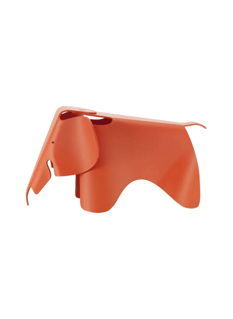 Kleiner Vitra Eames Elephant aus orangerotem Kunststoff in der Seitenansicht