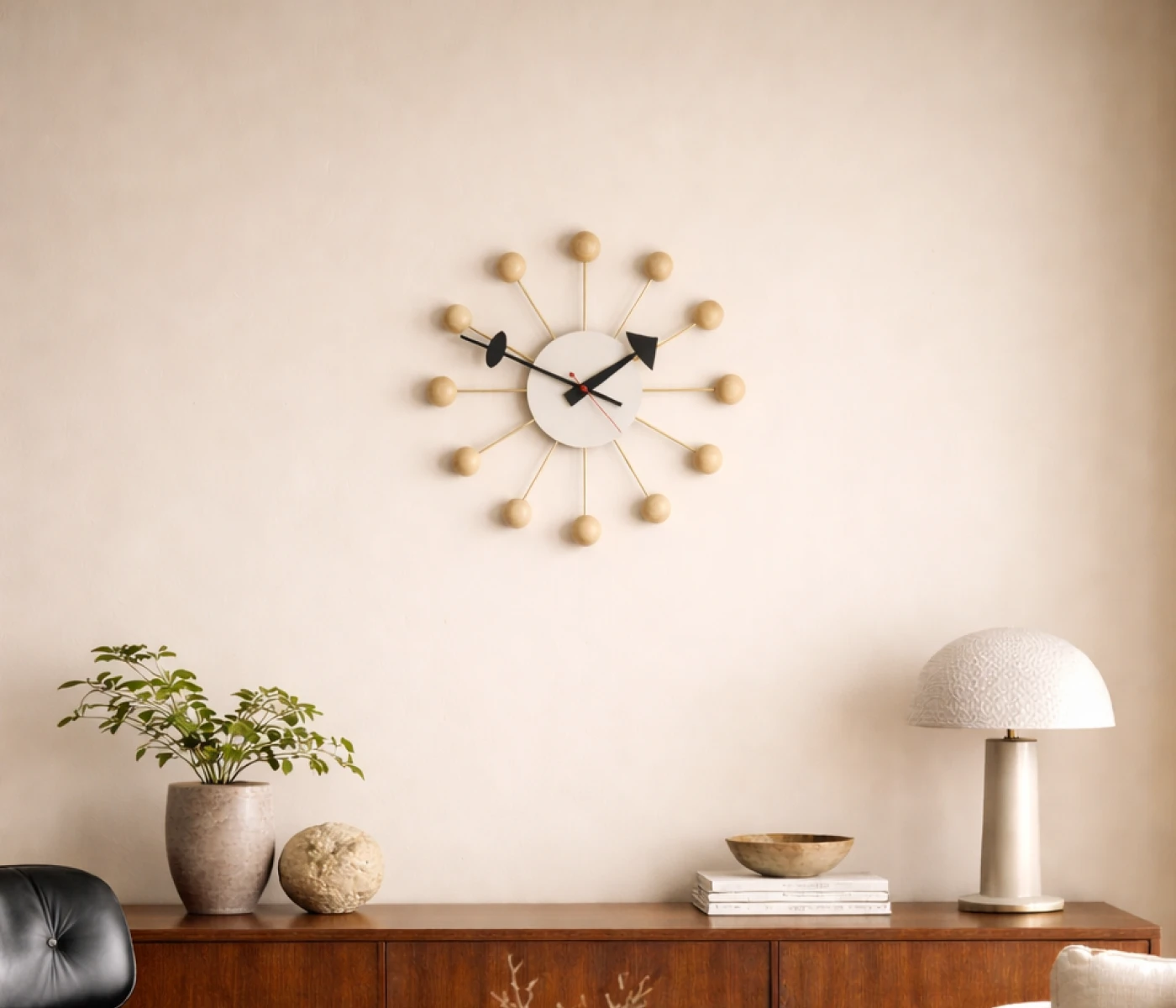 Vitra Nelson Ball Clock Wanduhr von George Nelson im Mid Century Wohnzimmer