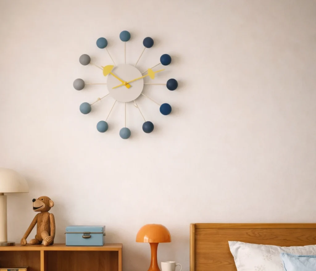 Nelson Ball Clock Designklassiker Wanduhr von George Nelson an Wohnzimmerwand